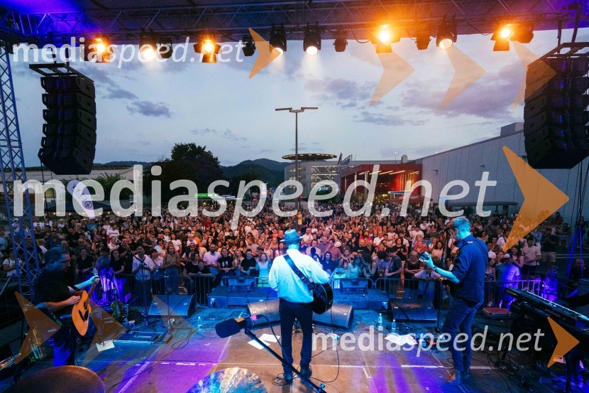  Vlado Kreslin, glasbenikVeliki koncert Vlada Kreslina z Malimi bogovi v Citycentru Celje