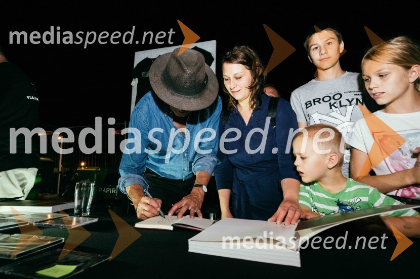  Vlado Kreslin, glasbenik;  ... ;  ... ;  ... ;  ... Veliki koncert Vlada Kreslina z Malimi bogovi v Citycentru Celje