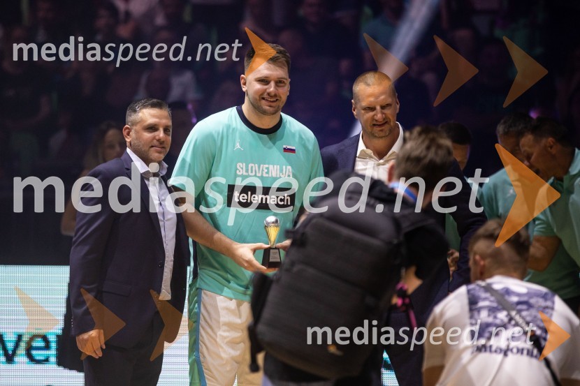  Aleš Križnar, generalin sekretar, Košarkaška zveza Slovenije;  Luka  Dončić, košarkar;  Matej Erjavec, predsednik, Košarkarska Zveza SlovenijeSlovenija na krilih Luke Dončića premagala Brazilijo