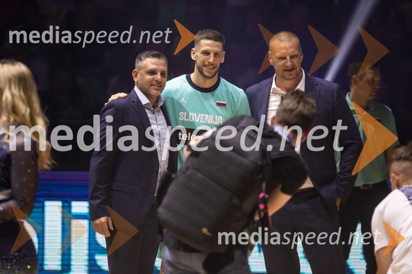  Aleš Križnar, generalin sekretar, Košarkaška zveza Slovenije;  Aleksej  Nikolić, košarkar;  Matej Erjavec, predsednik, Košarkarska Zveza SlovenijeSlovenija na krilih Luke Dončića premagala Brazilijo