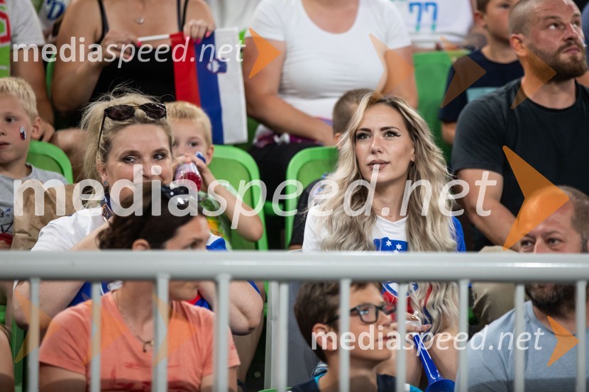  Aleksandra Popović;  Patricija Štifter - RIYA, model, pevka, tiktokerkaSlovenija na krilih Luke Dončića premagala Brazilijo