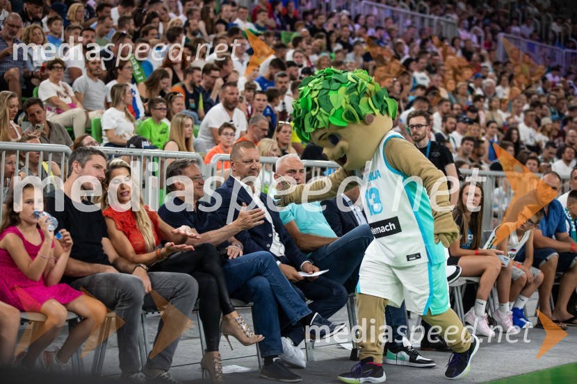  Victoria Dragić;  Goran Dragić, košarkar;  Greice Murphy;  Zoran Janković, župan, Mestna občina Ljubljana;  Matej Erjavec, predsednik, Košarkarska Zveza SlovenijeSlovenija na krilih Luke Dončića premagala Brazilijo