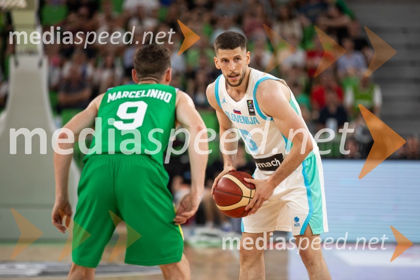  Marcelo Huertas, košarkar, Brazilija;  Aleksej  Nikolić, košarkarSlovenija na krilih Luke Dončića premagala Brazilijo