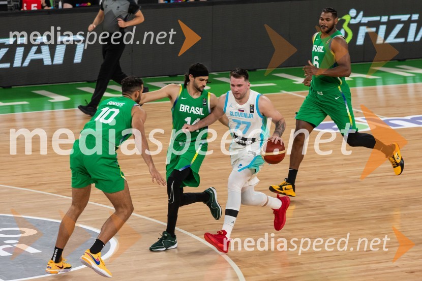  Tim Soares, košarkar, Brazilija;  Leonardo Meindl, košarkar, Brazilija;  Luka  Dončić, košarkar;  Cristiano Felicio, košarkar, BrazilijaSlovenija na krilih Luke Dončića premagala Brazilijo