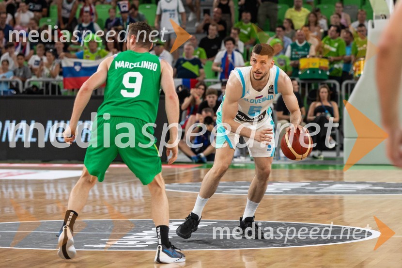  Marcelo Huertas, košarkar, Brazilija;  Aleksej  Nikolić, košarkarSlovenija na krilih Luke Dončića premagala Brazilijo