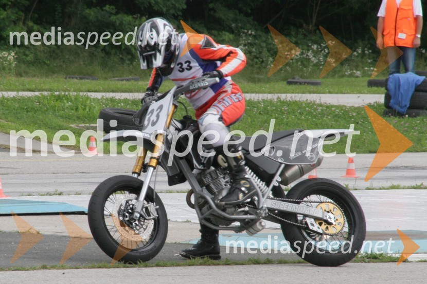 Alen Malnar med prižiganjem motorjaHITROSTNI MOTOCIKLIZEM, DP4 - Pokal Tomos