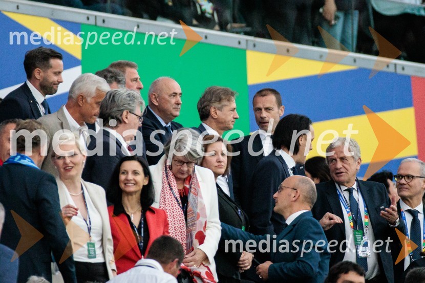  Radenko Mijatović, predsednik Nogometne zveze Slovenije; dr. Robert Golob, predsednik vlade RS;  Aleksander Čeferin, odvetnik in predsednik UEFEKljub porazu je Slovenija dokazala, da zmore