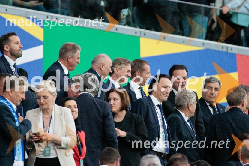  Radenko Mijatović, predsednik Nogometne zveze Slovenije; dr. Robert Golob, predsednik vlade RS;  Aleksander Čeferin, odvetnik in predsednik UEFEKljub porazu je Slovenija dokazala, da zmore