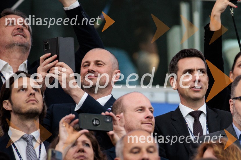  Blaž Brodnjak, predsednik uprave NLB, Manager leta 2022;   Uroš Ivanc, član uprave, Zavarovalnica TriglavKljub porazu je Slovenija dokazala, da zmore