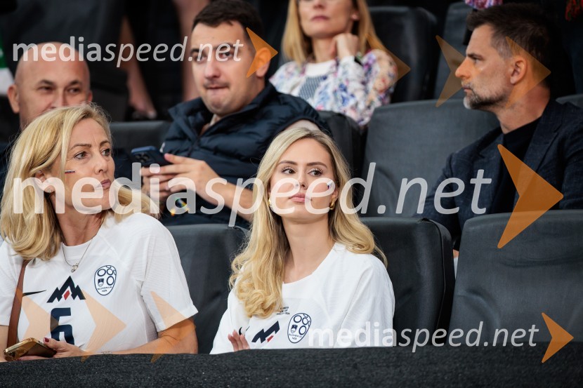  Irena Bijol;  Neža StrmčnikKljub porazu je Slovenija dokazala, da zmore