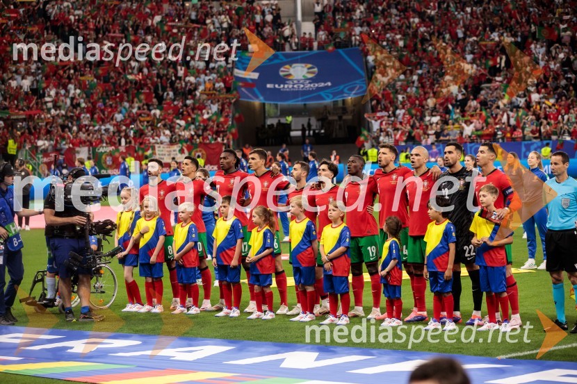  Bruno Fernandes, nogometaš, Portugalska;  João Cancelo, nogometaš, Portugalska;  Rafael Leao, nogometaš, Portugalska;  Joao Palhinha, nogometaš, Portugalska;  Bernardo Silva, nogometaš, Portugalska;  Vítor Machado Ferreira - Vitinha, nogometaš;  Nuno Mendes, nogometaš, Portugalska;  Ruben Dias, nogometaš, Portugalska;  Kepler Laveran de Lima Ferreira ComM - Pepe, nogometaš, Portugalska;  Diogo Costa, nogometaš, Portugalska;  Cristiano Ronaldo, nogometaš, PortugalskaKljub porazu je Slovenija dokazala, da zmore