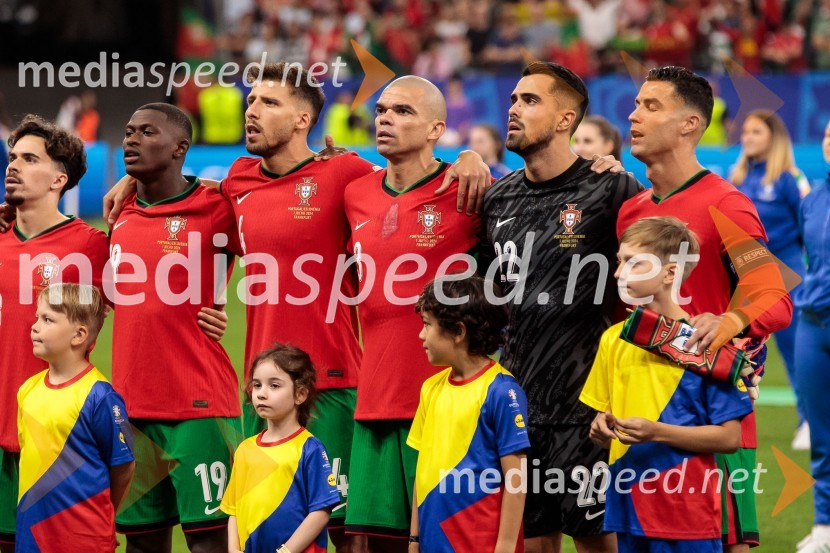  Vítor Machado Ferreira - Vitinha, nogometaš, Portugalska;  Nuno Mendes, nogometaš, Portugalska;  Ruben Dias, nogometaš, Portugalska;  Kepler Laveran de Lima Ferreira ComM - Pepe, nogometaš, Portugalska;  Diogo Costa, nogometaš, Portugalska;  Cristiano Ronaldo, nogometaš, PortugalskaKljub porazu je Slovenija dokazala, da zmore