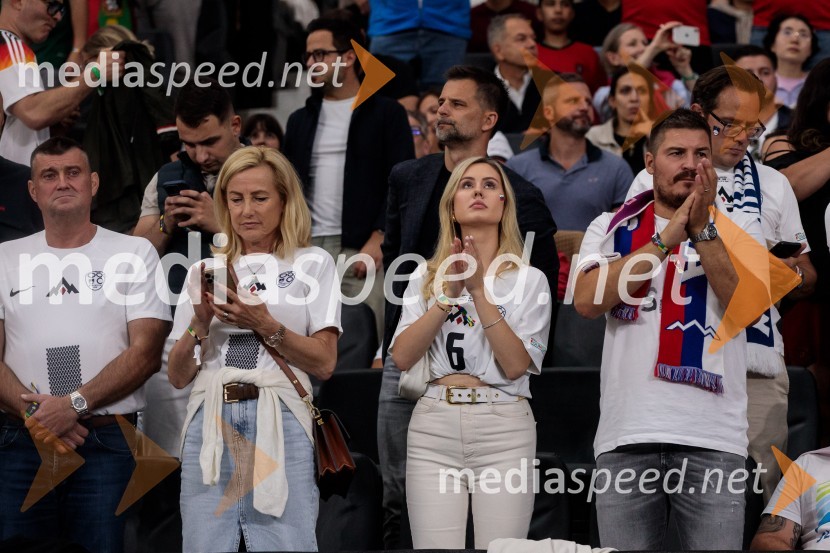  Janez Bijol,  direktor podjetja Bijol d.o.o., predsednik Zbora alpskih disciplin, Smučarska zveza Slovenije;  Irena Bijol;  Neža StrmčnikKljub porazu je Slovenija dokazala, da zmore