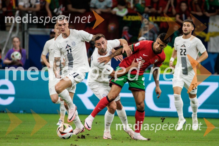  Benjamin Šeško, nogometaš;  Andraž Šporar, nogometaš;  João Cancelo, nogometaš, PortugalskaKljub porazu je Slovenija dokazala, da zmore