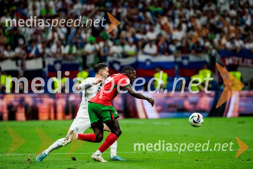  Petar Stojanović, nogometaš;  ... Kljub porazu je Slovenija dokazala, da zmore