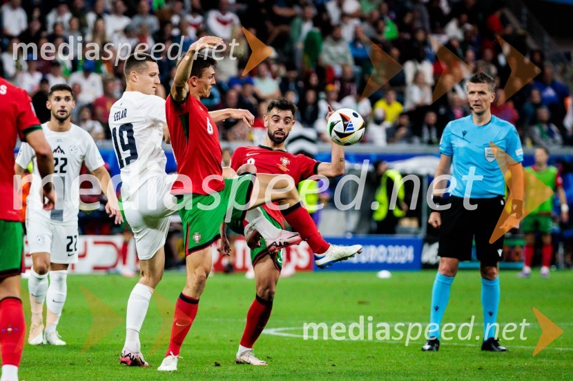  Žan Celar, nogometaš;  Joao Palhinha, nogometaš, Portugalska;  Bruno Fernandes, nogometaš, PortugalskaKljub porazu je Slovenija dokazala, da zmore