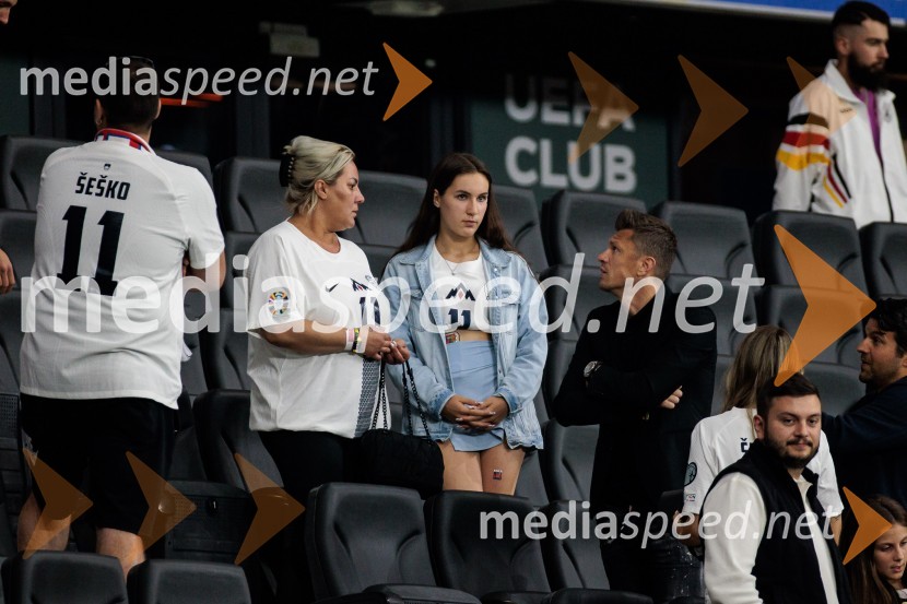  ... ;  ... ;  Zlatko Dedić, nogometašKljub porazu je Slovenija dokazala, da zmore