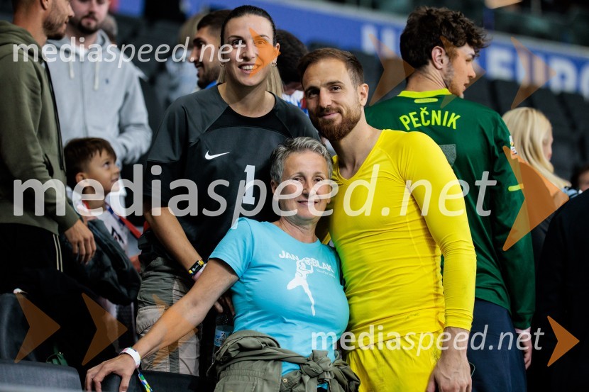  Teja Oblak, košarkarica;  Stojanka Oblak, mama Jana Oblaka;  Jan Oblak, nogometašKljub porazu je Slovenija dokazala, da zmore