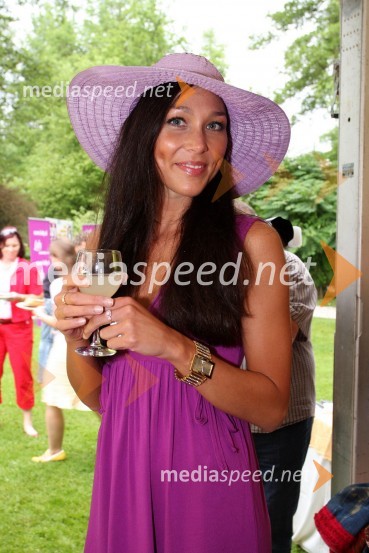 Mediaspeed – Festa tra donne sotto i cappelli