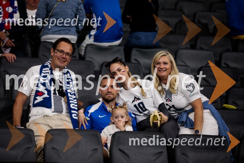  Matjaž Elšnik;  Timi Max Elšnik, nogometaš;  Remmie Elšnik;  Zara Seničer;  Lilijana ElšnikKljub porazu je Slovenija dokazala, da zmore