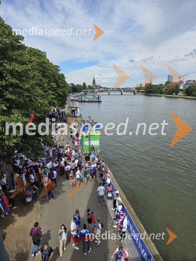 Frankfurt na Majni zavzeli slovenski navijači