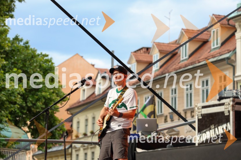  Primož  Benko, glasbenik, član skupine SiddhartaSprejem naših nogometašev na Kongresnem trgu