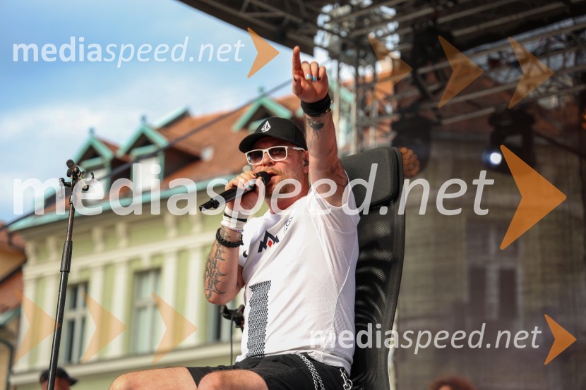  Tomi Meglič, glasbenik, pevec skupine SiddhartaSprejem naših nogometašev na Kongresnem trgu