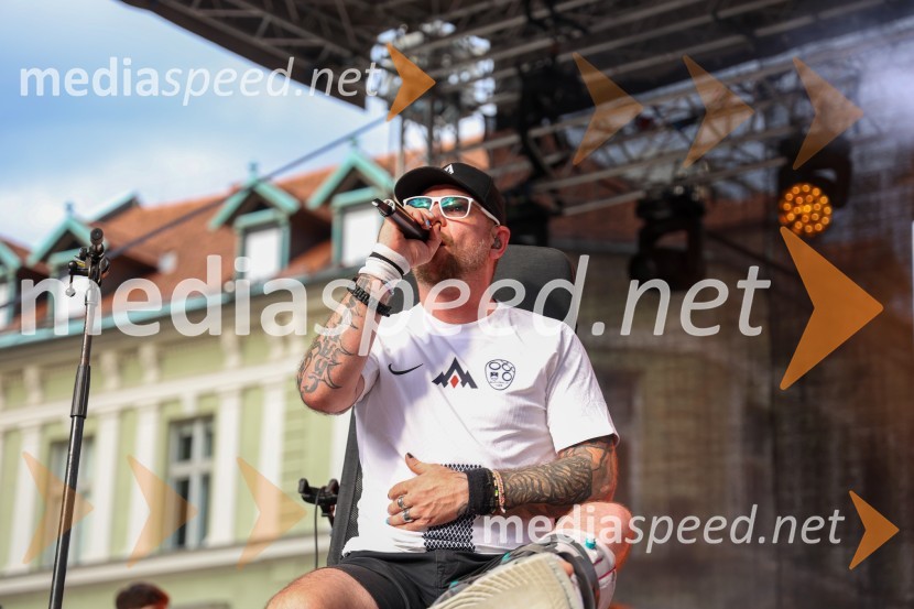  Tomi Meglič, glasbenik, pevec skupine SiddhartaSprejem naših nogometašev na Kongresnem trgu