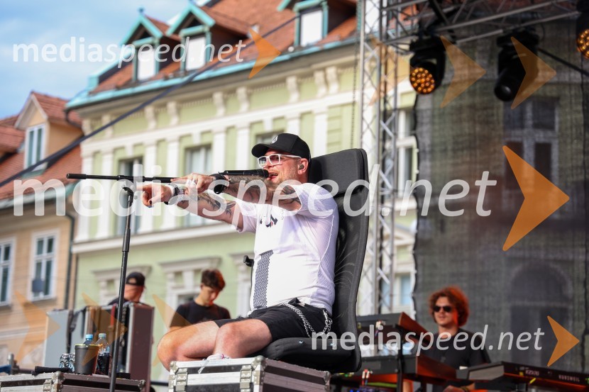  Tomi Meglič, glasbenik, pevec skupine SiddhartaSprejem naših nogometašev na Kongresnem trgu