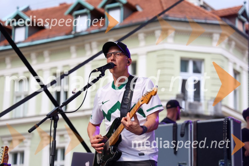  Primož  Benko, glasbenik, član skupine SiddhartaSprejem naših nogometašev na Kongresnem trgu