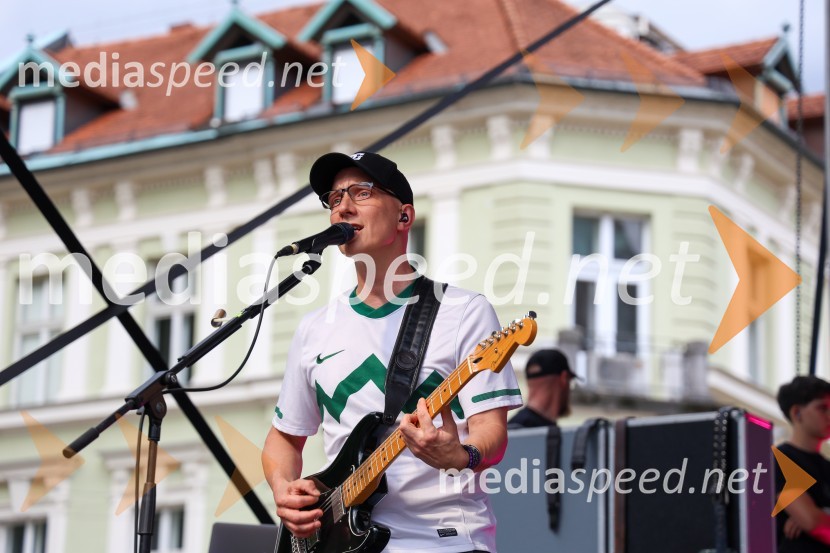  Primož  Benko, glasbenik, član skupine SiddhartaSprejem naših nogometašev na Kongresnem trgu