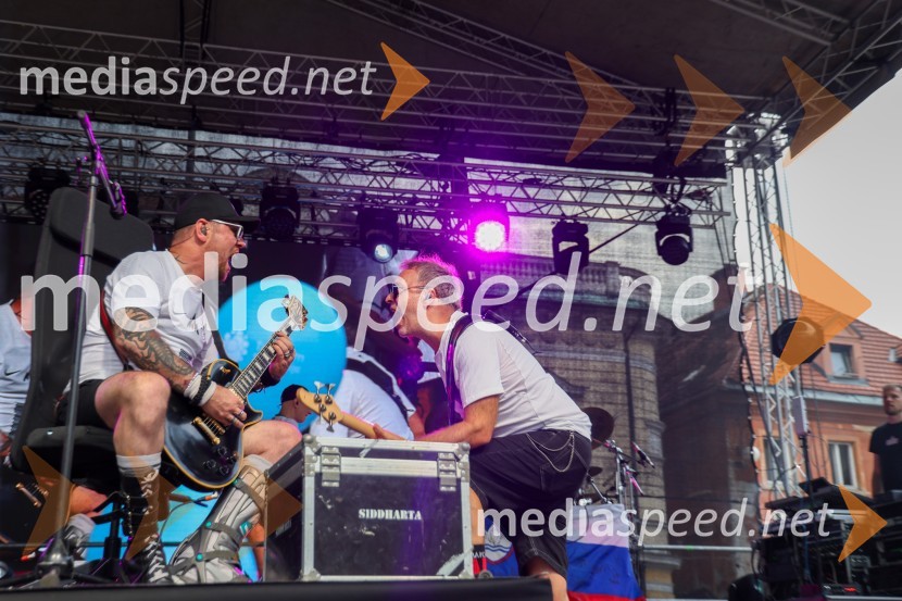  Tomi Meglič, glasbenik, pevec skupine Siddharta;  Jani Hace, glasbenik, SiddhartaSprejem naših nogometašev na Kongresnem trgu