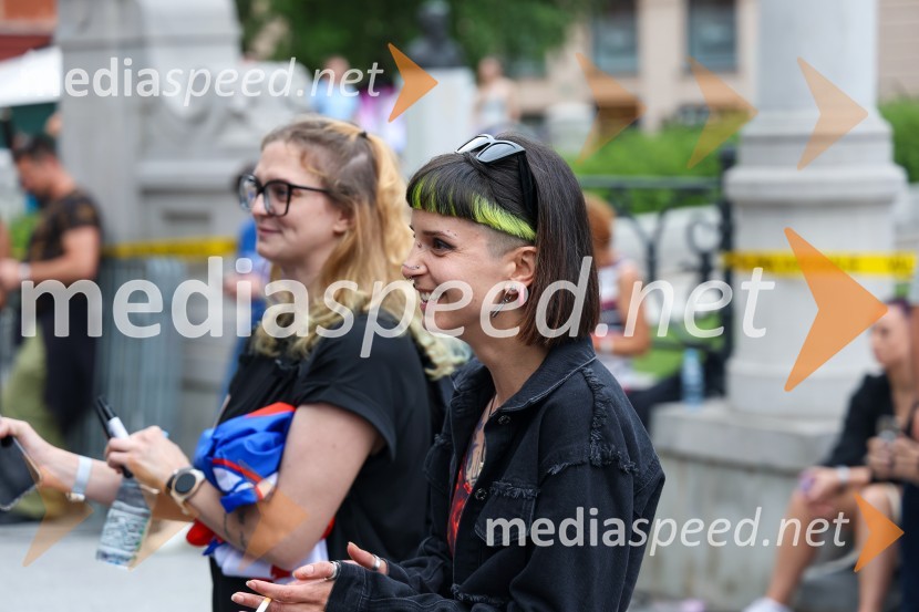  ... ;  Cassie Kagen, frizerkaSprejem naših nogometašev na Kongresnem trgu