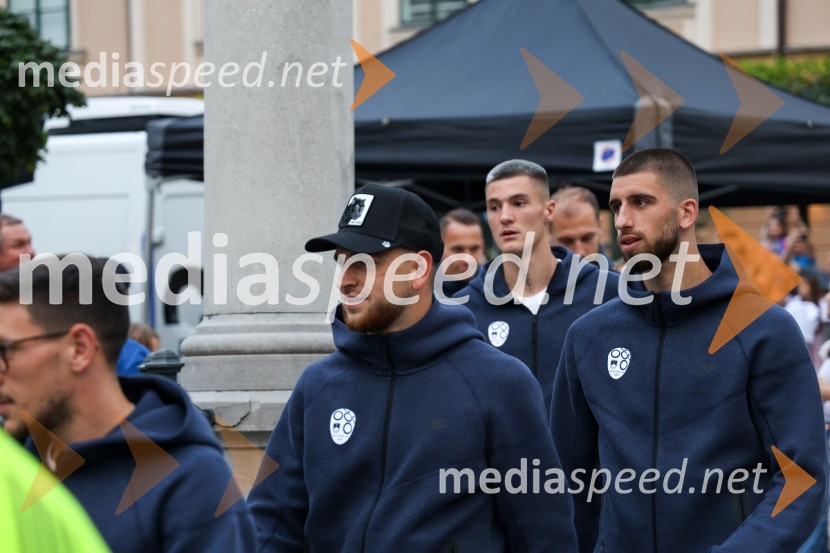  Žan Vipotnik, nogometaš;  Benjamin Šeško, nogometaš;  Adrian Zeljković, nogometašSprejem naših nogometašev na Kongresnem trgu