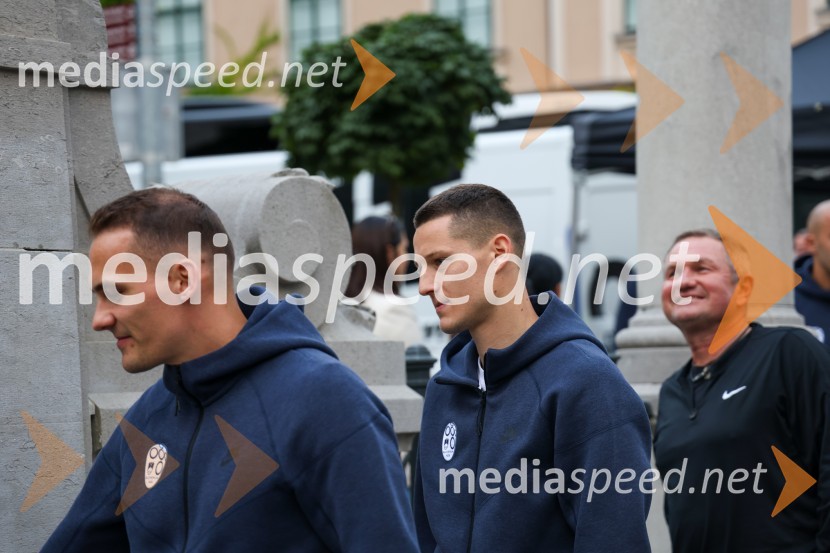  Jure Balkovec, nogometaš;  Žan Celar, nogometaš;  Matjaž Kek, selektor slovenske nogometne reprezentanceSprejem naših nogometašev na Kongresnem trgu