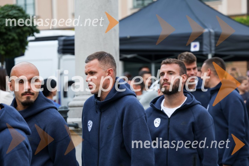  Vanja Drkušić, nogometaš;  Josip  Iličić, nogometaš;  Miha Blažič, nogometašSprejem naših nogometašev na Kongresnem trgu