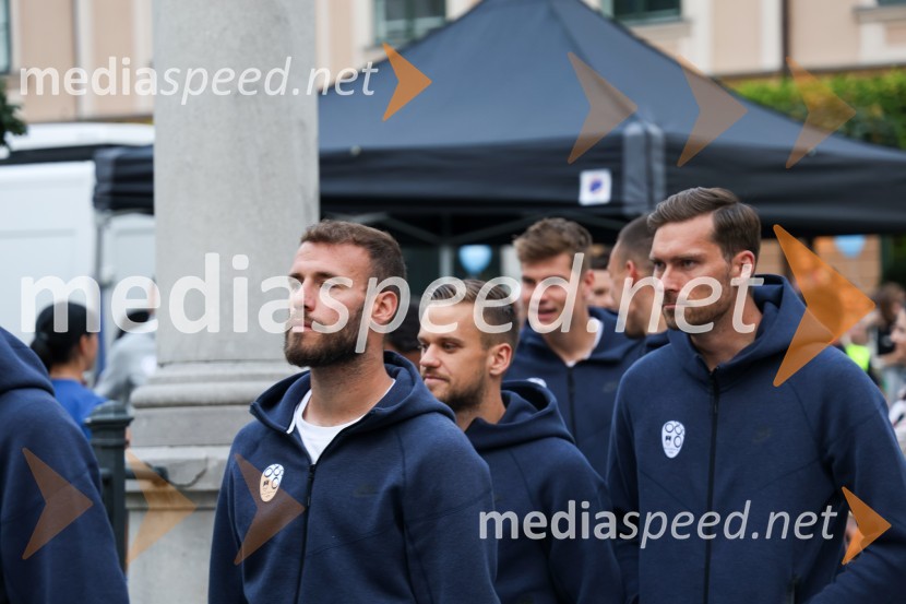  Miha Blažič, nogometaš;  Tomi Horvat, nogometaš;  Vid Belec, nogometašSprejem naših nogometašev na Kongresnem trgu