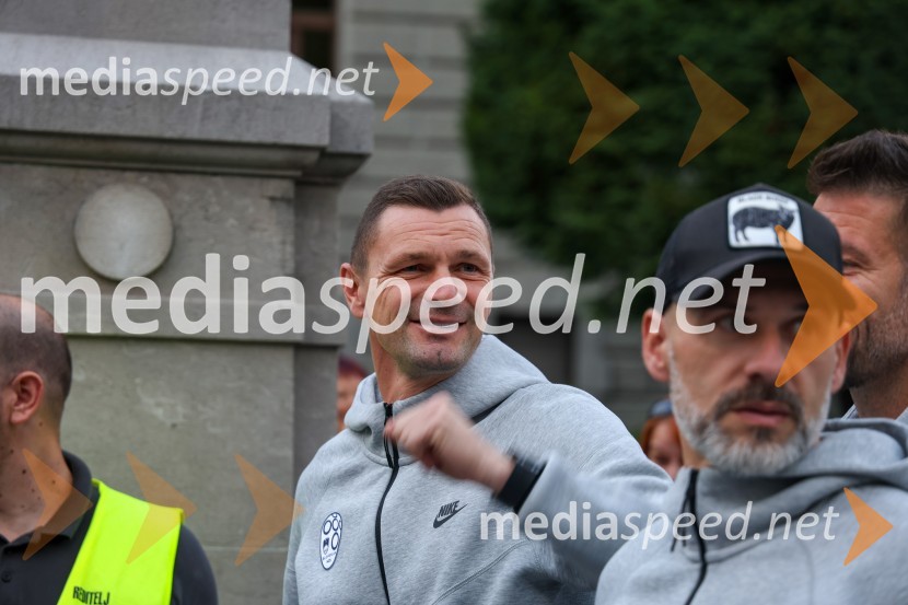  ... ;  Luka Brkljača, kondicijski trener slovenske nogometne reprezentanceSprejem naših nogometašev na Kongresnem trgu