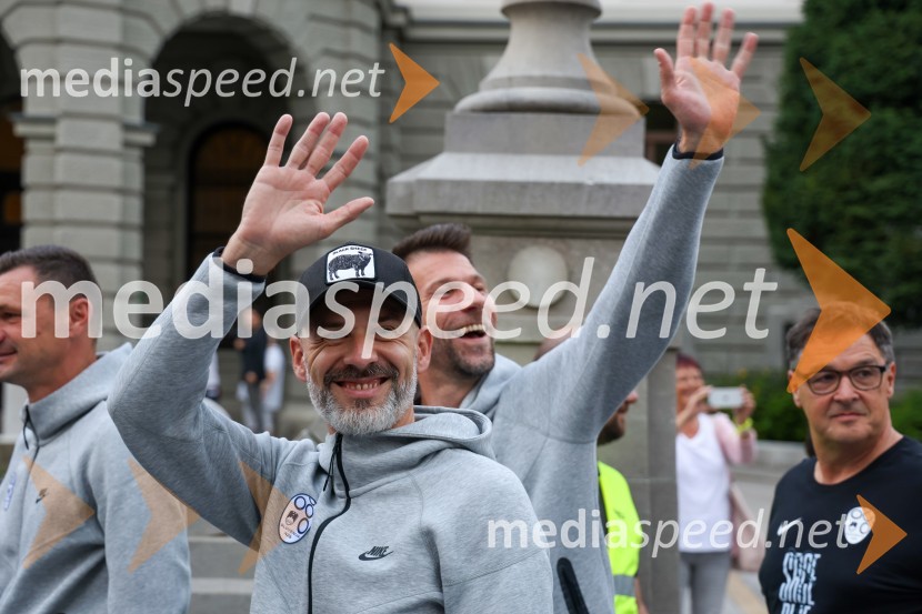  Luka Brkljača, kondicijski trener slovenske nogometne reprezentance;  Boštjan Cesar, pomočnik selektorja slovenske nogometne reprezentanceSprejem naših nogometašev na Kongresnem trgu