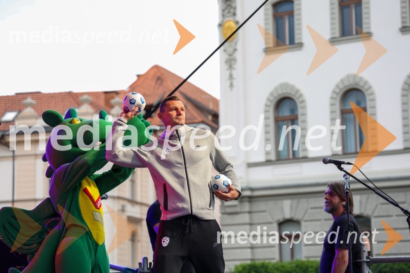  Milivoje Novaković, tehnični vodja slovenske nogometne reprezentanceSprejem naših nogometašev na Kongresnem trgu