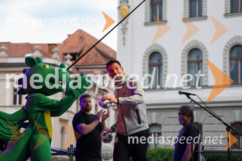  Boštjan Cesar, pomočnik selektorja slovenske nogometne reprezentanceSprejem naših nogometašev na Kongresnem trgu