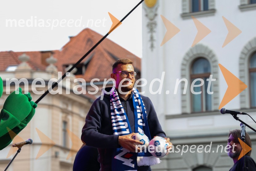  Timi Max Elšnik, nogometašSprejem naših nogometašev na Kongresnem trgu