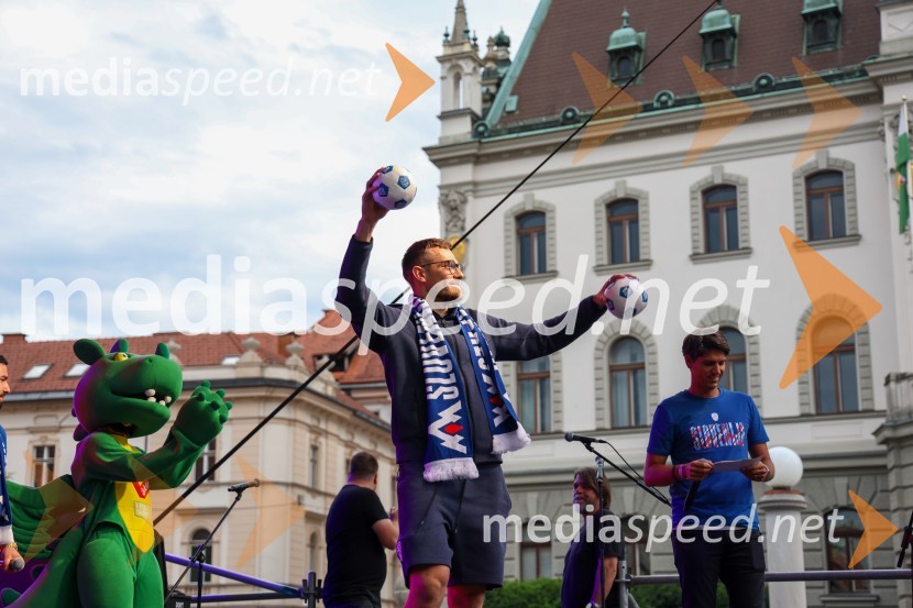  Timi Max Elšnik, nogometašSprejem naših nogometašev na Kongresnem trgu