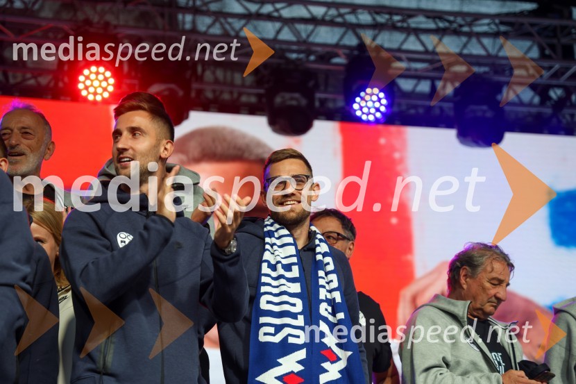  Andraž Šporar, nogometaš;  Timi Max Elšnik, nogometaš;  ... Sprejem naših nogometašev na Kongresnem trgu