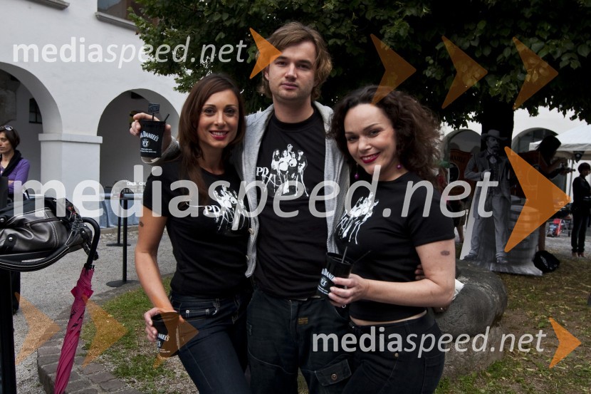 Ekipa Prava dekleta (Tina Gorenjak, igralka, Kristijan Guček, igralec in Katja Šantl, igralka)Jack Daniel's barbecue party
