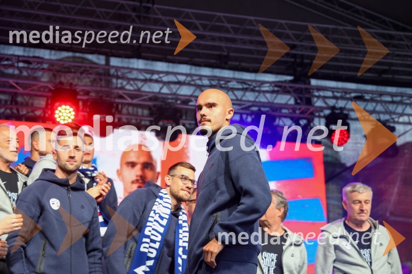  Andraž Šporar, nogometaš;  Timi Max Elšnik, nogometaš;  Vanja Drkušić, nogometaš;  ... Sprejem naših nogometašev na Kongresnem trgu