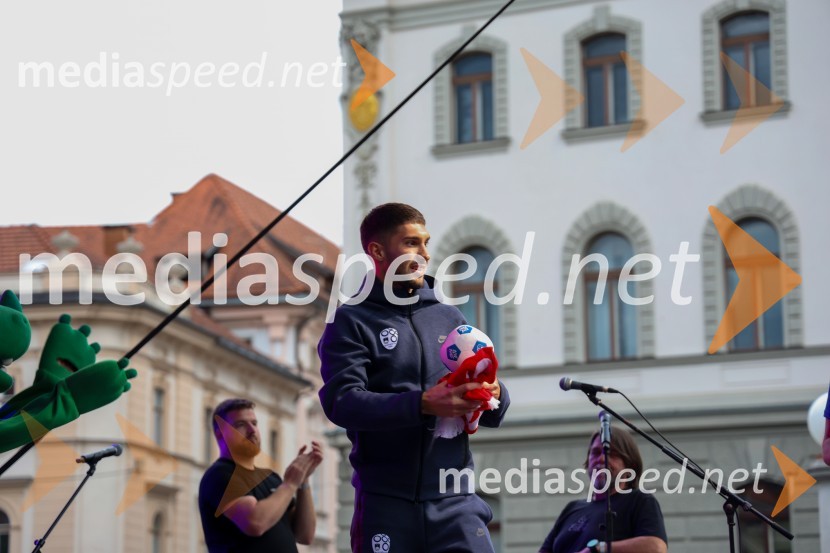  Adam Gnezda Čerin, nogometašSprejem naših nogometašev na Kongresnem trgu