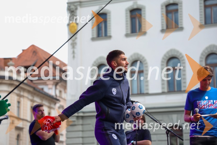  Adam Gnezda Čerin, nogometašSprejem naših nogometašev na Kongresnem trgu