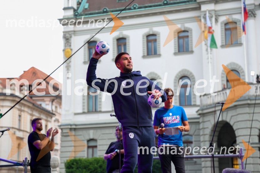  Adam Gnezda Čerin, nogometašSprejem naših nogometašev na Kongresnem trgu