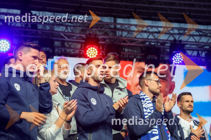  Benjamin Verbič, nogometaš;  ... ;  Andraž Šporar, nogometaš;  ... ;  Timi Max Elšnik, nogometaš;  Petar Stojanović, nogometašSprejem naših nogometašev na Kongresnem trgu